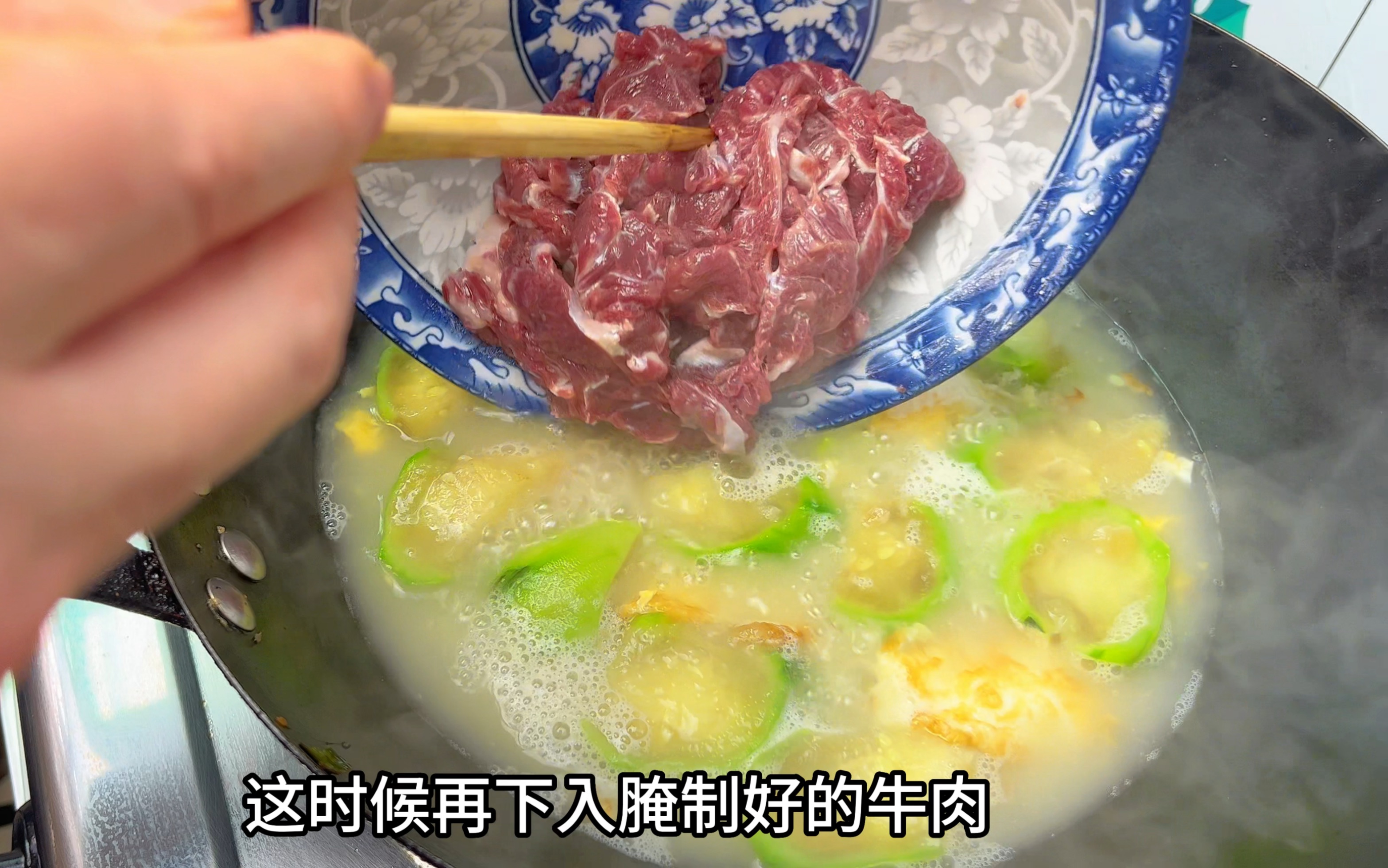 牛肉丝瓜汤的功效(牛肉丝瓜汤：美味养颜的健康选择)