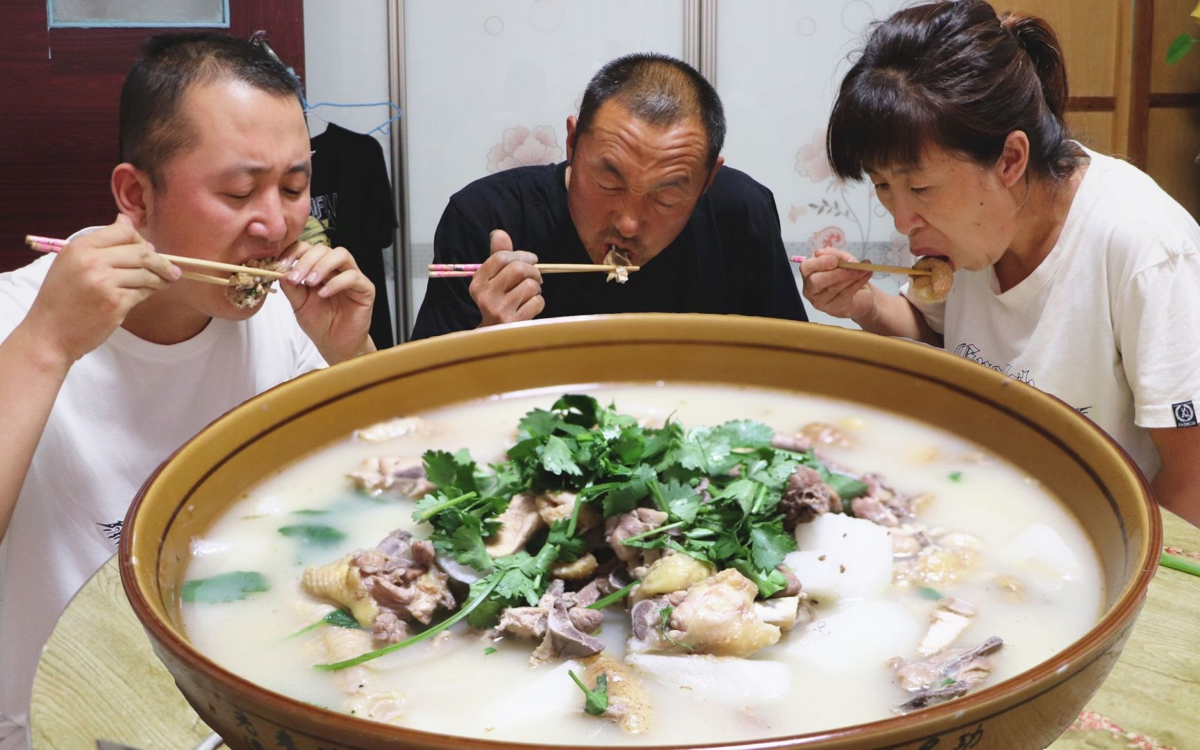 鸡肉炖山药的功效(鸡肉炖山药：滋补养生，增强免疫力)