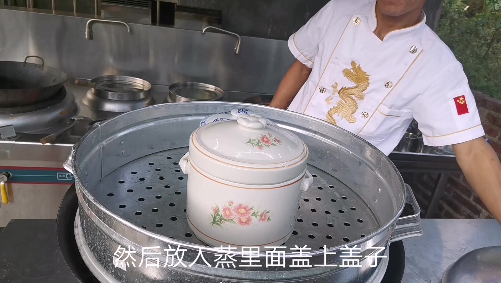 茶树菇炖乌鸡的功效(茶树菇炖乌鸡：补气养血，滋补身体)